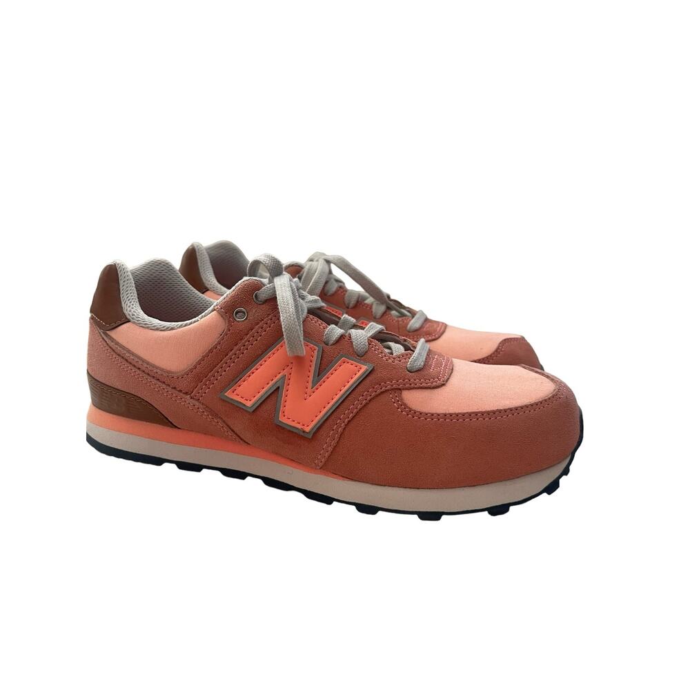 NWOB Woman’s New Balance 574 Suede Shoes Peach Size 7 6M/Y 24cm